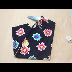 Briggs Multi Color Flower Design Cropped Pants